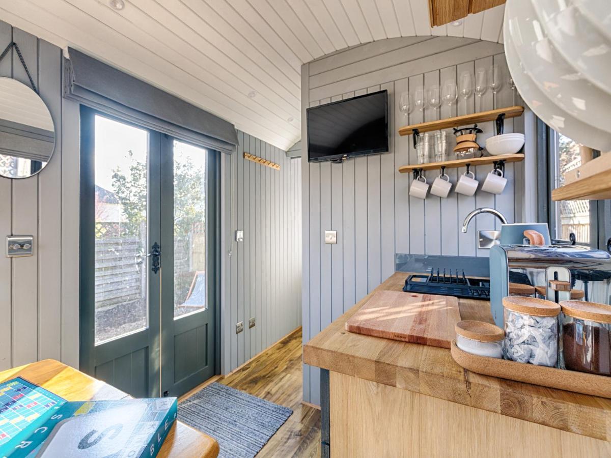 Pass The Keys Whitstable Shepherds Hut Minutes From The Harbour Exterior photo