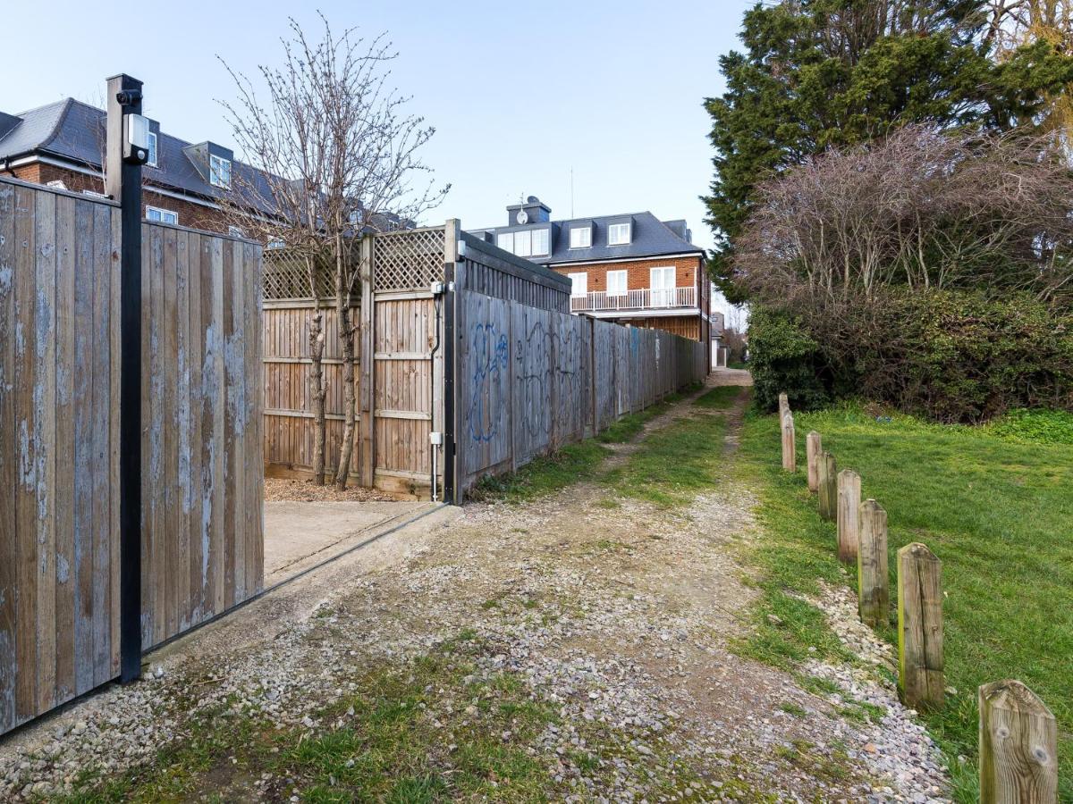 Pass The Keys Whitstable Shepherds Hut Minutes From The Harbour Villa Exterior photo